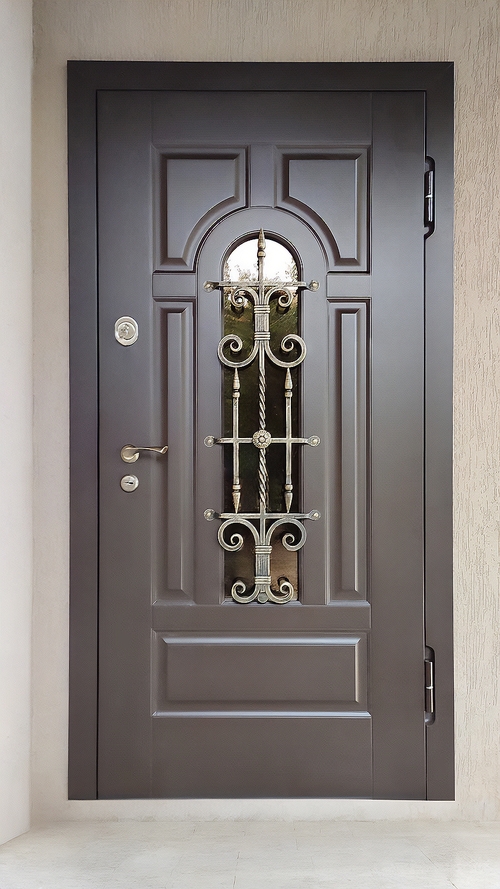 Серая дверь с ковкой