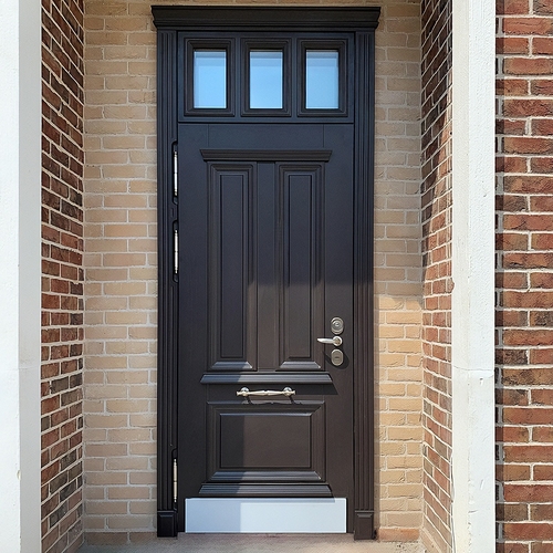 Дверь со стеклянной фрамугой