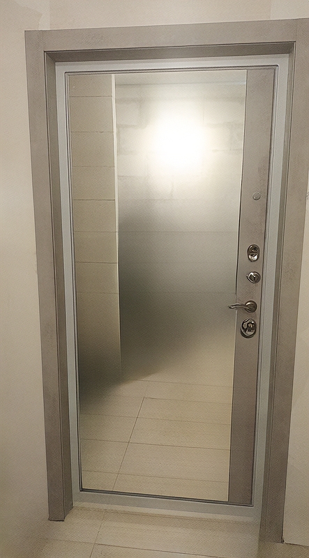 Дверь в квартиру с зеркалом внутри