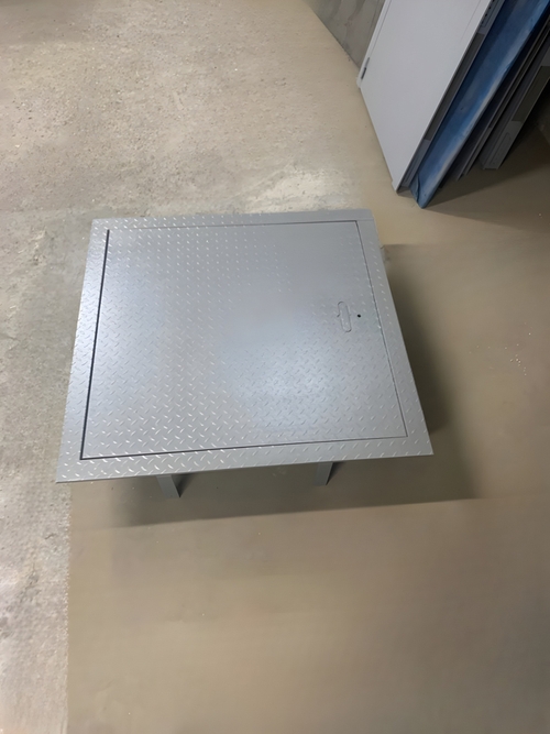 Люк из рельефной стали