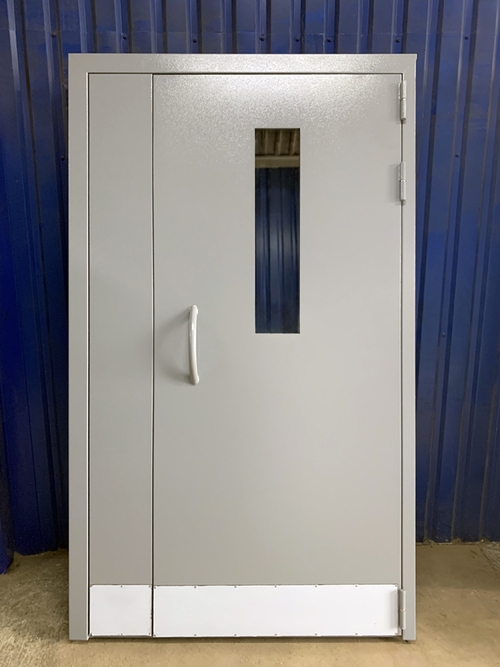 Подъездная дверь с отбойниками